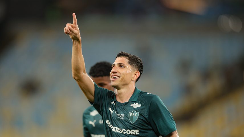 Savarino marca três, e Fluminense goleia o Coritiba no Maracanã