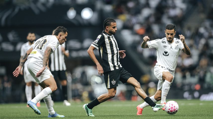 Borbas marca de bicicleta nos acréscimos, e Atlético-MG vira sobre o Santos