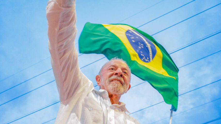 Em virada inédita, Lula vence Flávio Bolsonaro e é reeleito presidente