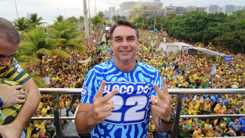 Buscas por “asilo político” disparam após ida de Flávio aos EUA