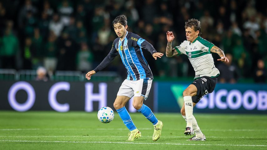 Braithwaite marca nos acréscimos e Grêmio encerra jejum de sete jogos