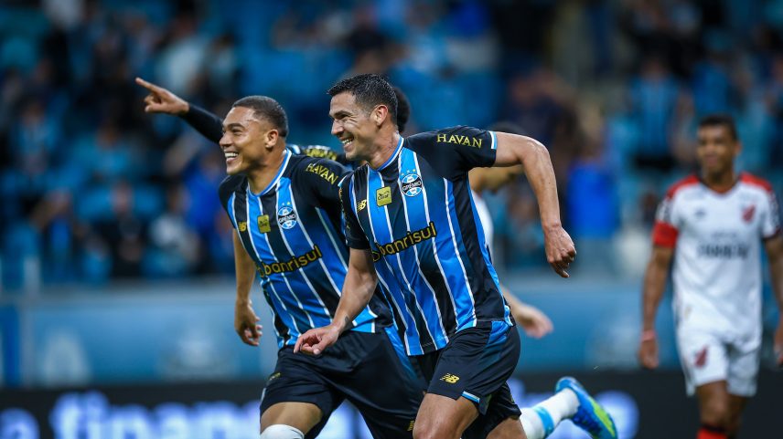 Marlon e Balbuena marcam, e Grêmio deixa a zona de rebaixamento