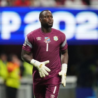 Fifa deixou goleiro do Congo atuar de forma irregular na Copa, diz jornal