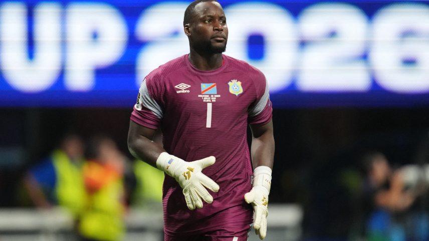 Fifa deixou goleiro do Congo atuar de forma irregular na Copa, diz jornal