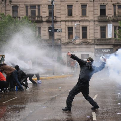 Protesto contra Milei termina em confronto entre polícia e manifestantes
