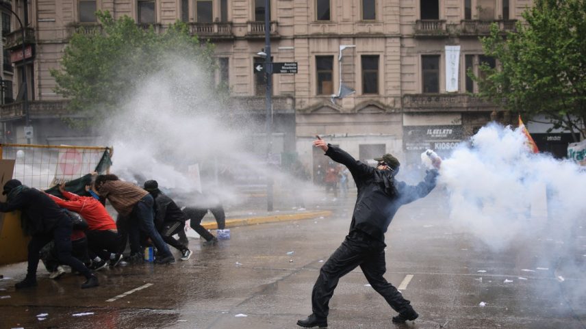 Protesto contra Milei termina em confronto entre polícia e manifestantes