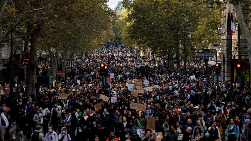 Protestos contra custo de vida mobilizam milhares na França e têm confrontos