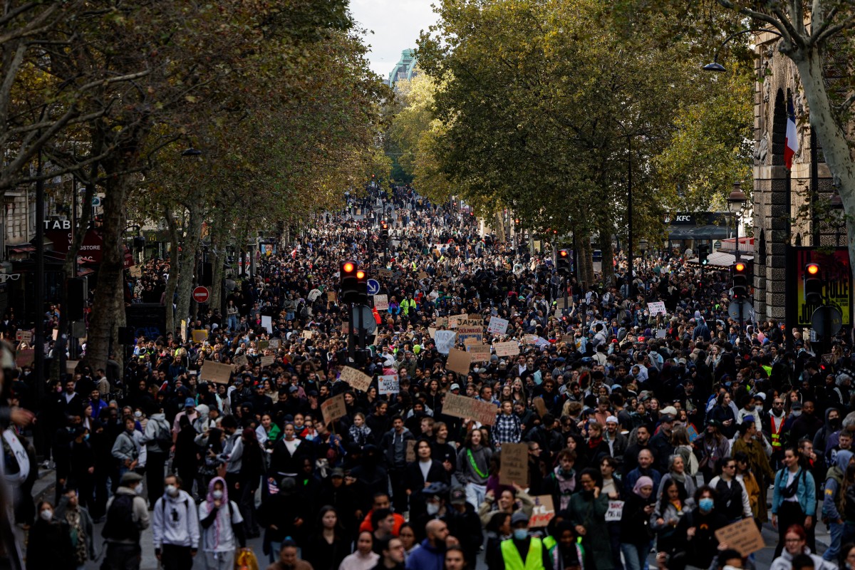 Protestos contra custo de vida mobilizam milhares na França e têm confrontos