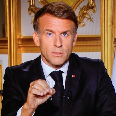 Macron condena violência em protestos na França; quase 2.400 são presos