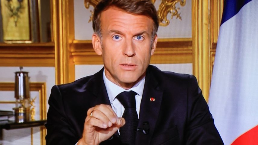 Macron condena violência em protestos na França; quase 2.400 são presos
