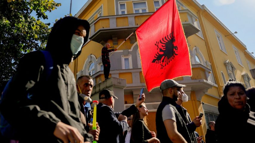 Estudantes convocam novo protesto na Albânia após dias de confrontos