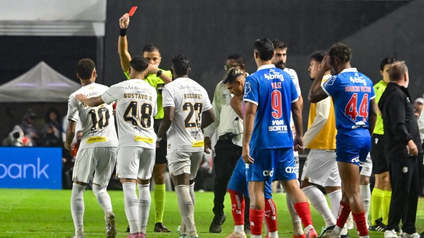 Neymar é suspenso por dois jogos após cobrir a boca contra o Bahia
