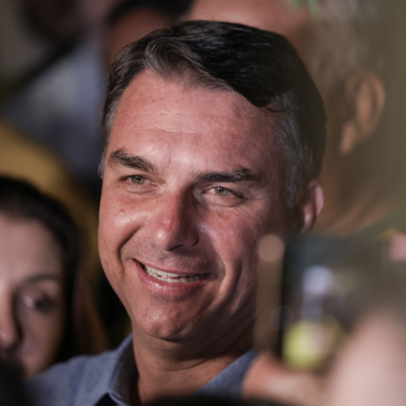 Mendonça multa Flávio Bolsonaro por propaganda negativa contra Lula
