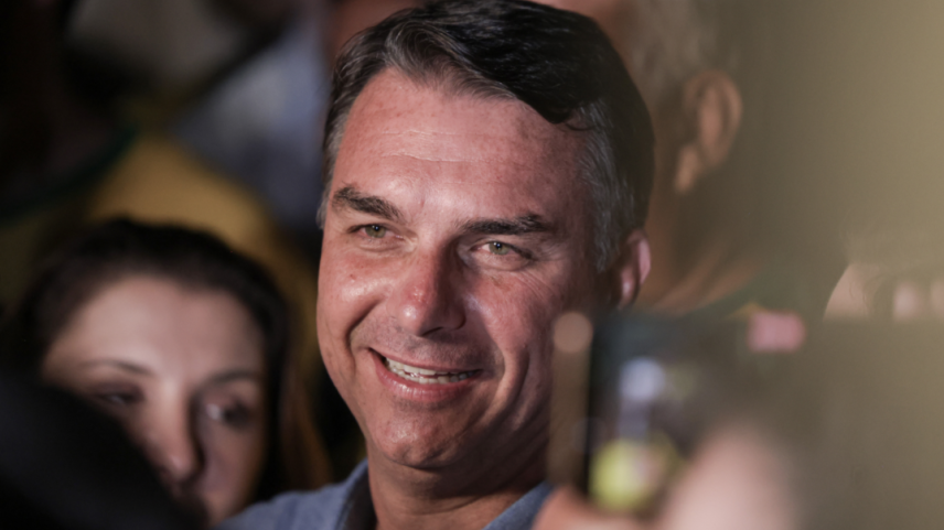 Mendonça multa Flávio Bolsonaro por propaganda negativa contra Lula