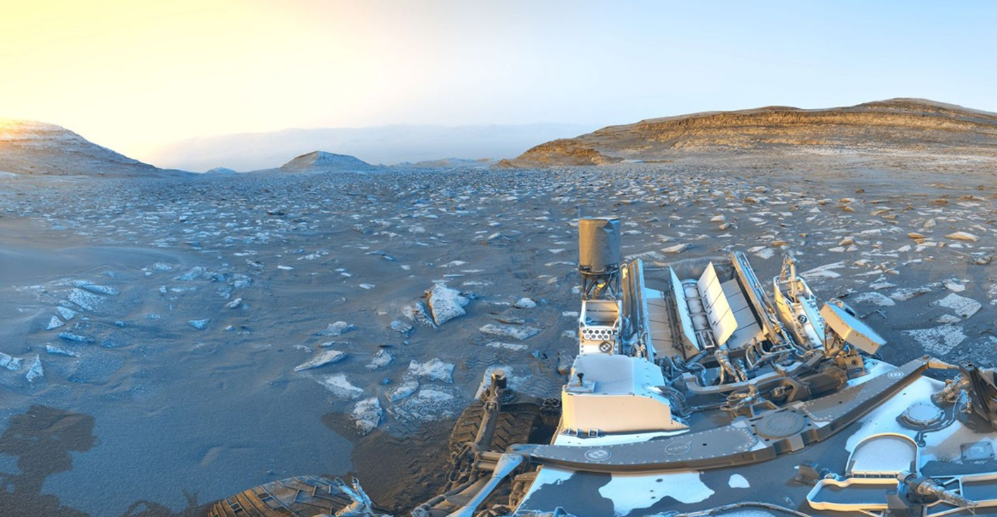 dois panoramas feitos pela Curiosity na região de Chocolatal, no Monte Sharp: um em 30 de agosto de 2026 pela manhã e outro em 2 de setembro no fim da tarde. As cores foram adicionadas pela equipe da Nasa de forma artística: o azul representa a manhã e o amarelo, a tarde