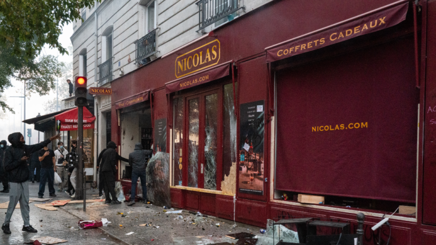 Paris terá terceira noite de toque de recolher e manifestações são proibidas
