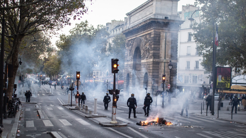 Paris adota novo toque de recolher até segunda (26) em áreas centrais