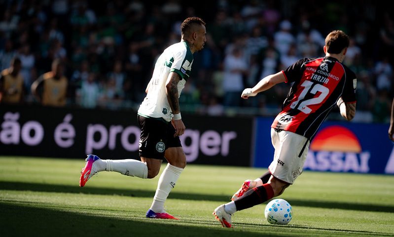Coritiba vence o Vitória e encerra jejum de sete jogos no Brasileirão