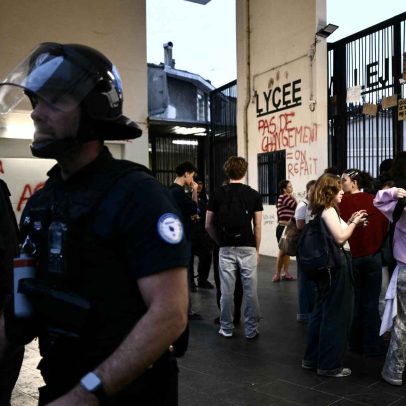 Adolescente perde mão ao pegar granada em atos sobre escolas na França