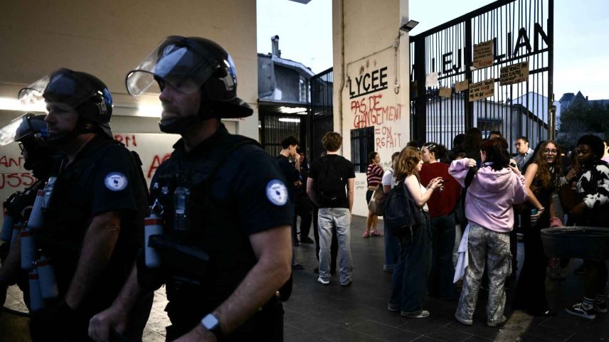 Adolescente perde mão ao pegar granada em atos sobre escolas na França