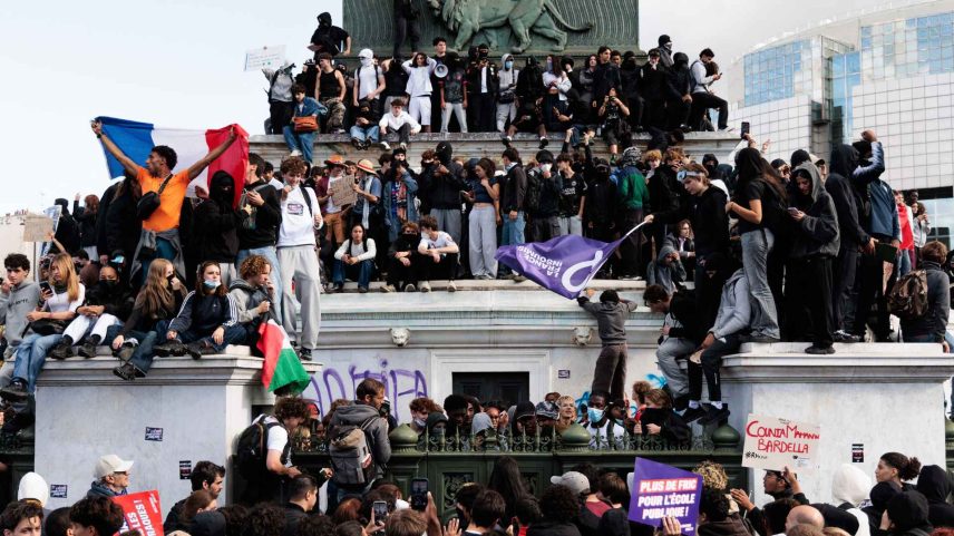 Estudantes voltam às ruas na França e ocupam Praça da Bastilha, em Paris