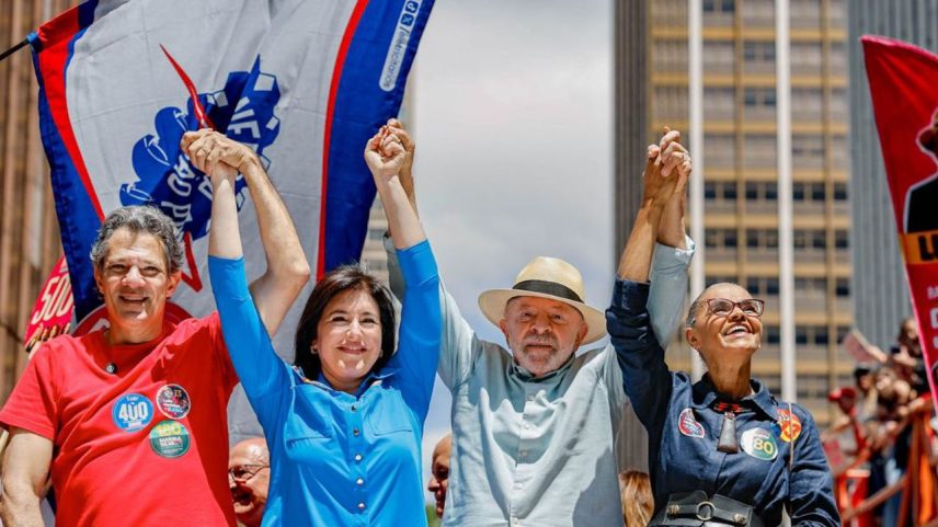 Lula diz que escolha, na eleição, é entre "civilização e barbárie"