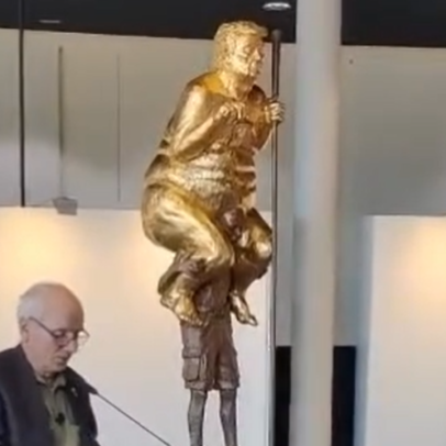 Estátua com Trump nu e revestido de ouro é exibida no Parlamento Europeu