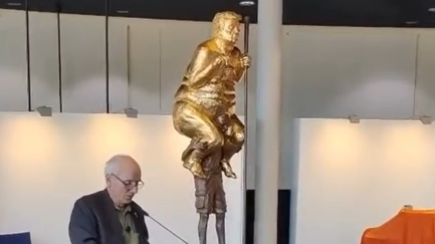 Estátua com Trump nu e revestido de ouro é exibida no Parlamento Europeu