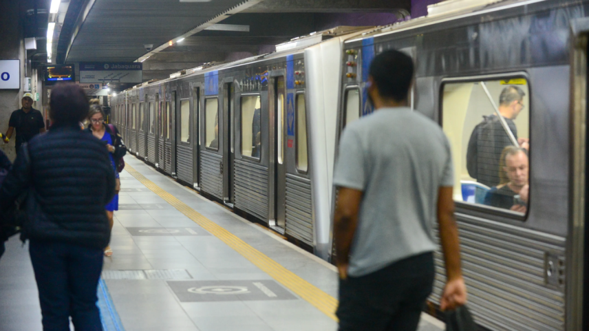Linhas do metrô de SP apresentam falhas e operam com velocidade reduzida