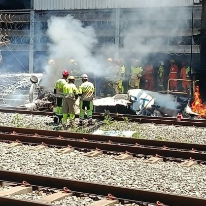 Avião de pequeno porte cai em pátio do metrô de BH e deixa um morto