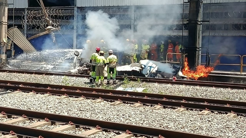 Avião de pequeno porte cai em pátio do metrô de BH e deixa um morto