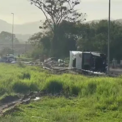 Acidente com caminhão e veículos deixa cinco mortos em rodovia no RJ