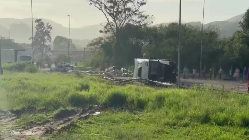 Acidente com caminhão e veículos deixa cinco mortos em rodovia no RJ