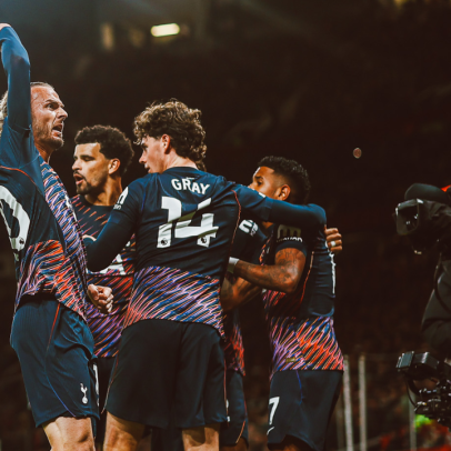 Com um a menos, Tottenham marca no fim e arranca empate com United