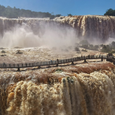 Passarela das Cataratas do Iguaçu é fechada após alta do rio