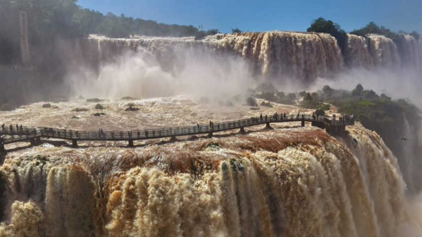 Passarela das Cataratas do Iguaçu é fechada após alta do rio