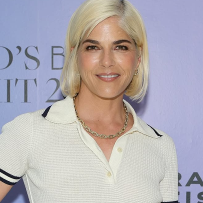Atriz Selma Blair é presa após confusão em voo que deixou 2 feridos
