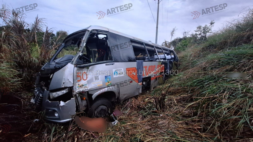 Acidente com micro-ônibus deixa 3 mortos e 10 feridos em rodovia de SP