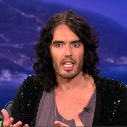 Russell Brand é chamado de "predador sexual" em julgamento por estupros