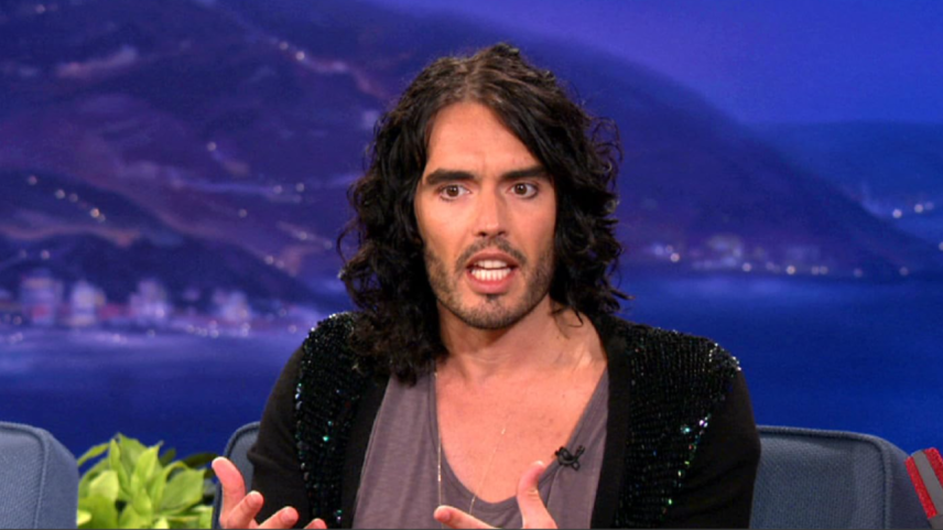 Russell Brand é chamado de "predador sexual" em julgamento por estupros