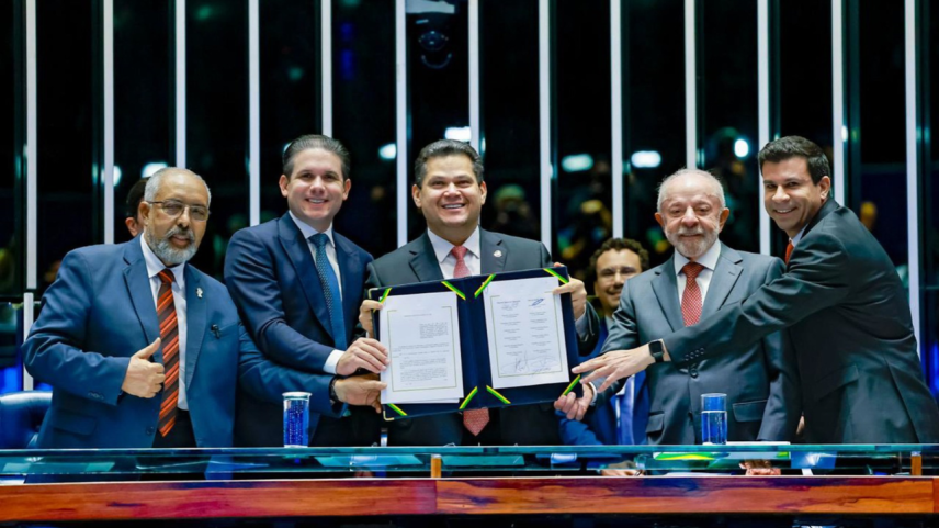 Com a presença de Lula, Congresso promulga fim da escala 6x1