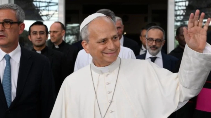 Papa Leão XIV recebe alta médica e deixa hospital após cirurgia no pulmão