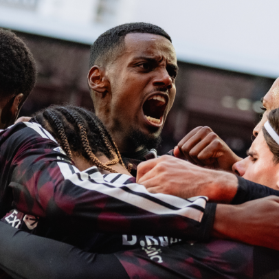 Isak decide, Liverpool vira sobre Brentford e cola no G4 da Premier