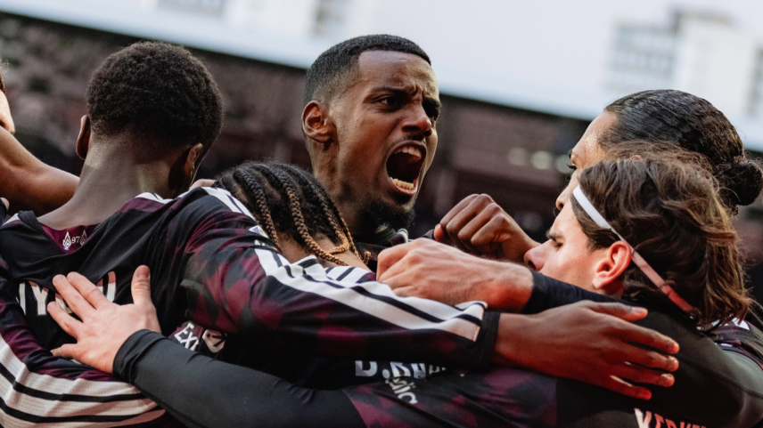Isak decide, Liverpool vira sobre Brentford e cola no G4 da Premier