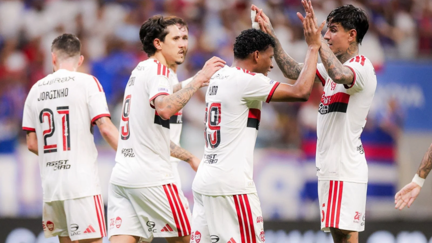 Flamengo vence Bahia por 3 a 0 e mantém liderança do Brasileirão