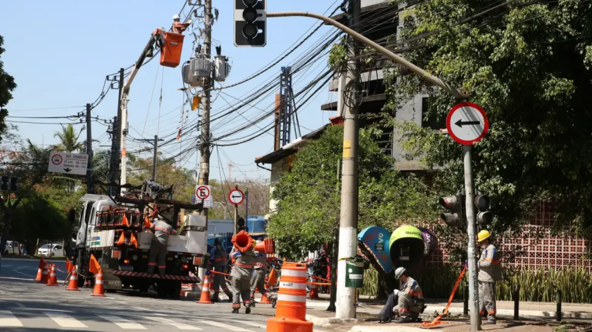 Prefeitura multa Enel em R$ 11,4 milhões por apagões em SP