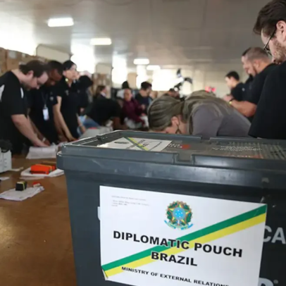 Brasileiros fora do país já podem votar na eleição presidencial