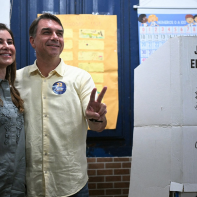 Flávio Bolsonaro vota no Rio e diz que "chegou a hora da mudança"