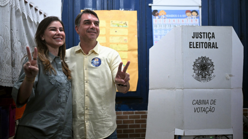 Flávio Bolsonaro vota no Rio e diz que "chegou a hora da mudança"