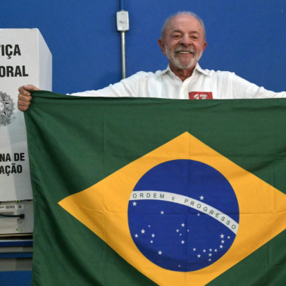 Lula vota em São Bernardo e agradece mobilização: "Nunca vi isso"